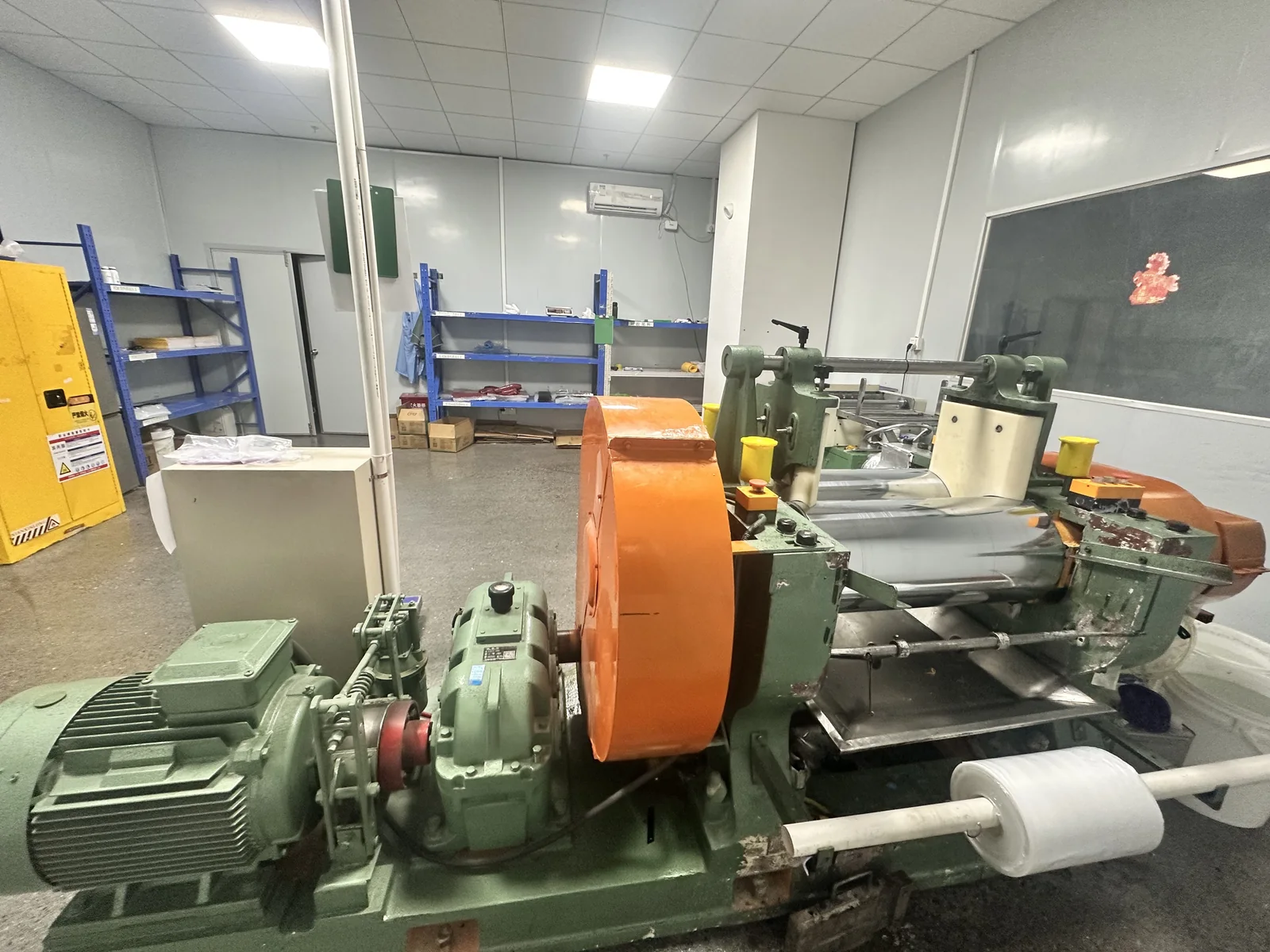 Two-roll mixing equipment in the material preparation room